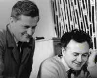 Architekt Karel Hubáček (vpravo) se statikem inženýrem Zdeňkem Patrmanem, autorem kyvadla poprvé použitého na Ještědu, 60. léta 20. století