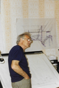 Architekt Karel Hubáček u kreslicího prkna v ateliéru SIAL, konec 90. let 20. století