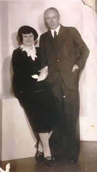 Teta Hedvika Roušarová, rozená Hrubcová, a František Roušar