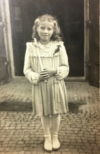 Ludmila Dvořáková, první svaté přijímání, Borová, okolo roku 1949
