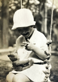 Čtyřletá Eva Drašnarová se svým oblíbeným medvídkem, léto 1931