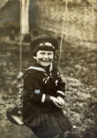 Na houpačce, 1931