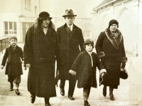 Na výletě s rodiči a přáteli, 1935