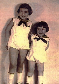Kamarádka Zuzana Steinerová se svou mladší sestrou Hedvikou, obě zemřely ve vyhlazovacím táboře Treblinka