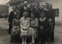 Svatba rodičů Boženy a Julia Valdových, 26. dubna 1930. Vlevo vzadu Josef Štěpanovský, popravený roku 1942