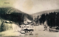 Pohlednice z roku 1915 ukazuje vlevo ve stráni původní dům Pacholíků a Vránů poté, co ho dědeček Pacholík koupil a než ho začal přestavovat v roce 1923