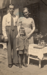 Ladislav Vilímek coby čtyřletý chlapec se svými rodiči, manžely Ladislavem a Ludmilou. Fotografie z roku 1944