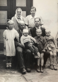 Na rodinné fotografii odshora zleva doprava: babička, maminka, Lenka, dědeček, otec, Ivan s rozbitou hlavou, Karel, Pepa (1947)