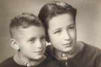 Ladislav Vilímek se svým mladším bratrem Jiřím na portrétní fotografii z roku 1952