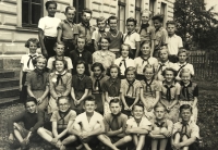 Škola v Jablonečku, Karel Vrána 1. zprava dole, s paní učitelkou Trojanovou v roce 1953