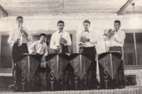 Bubeník Ladislav Vilímek v orchestru SPŠ Strojně textilní v Heleníně v roce 1958
