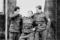 Ladislav Vilímek (stojící vlevo) se svými kamarády na vojně v roce 1960