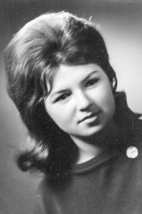 Maturitní fotografie pamětníkovy manželky Milady Vilímkové, roz. Večerové, z roku 1962