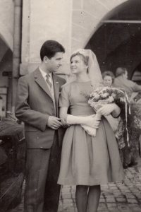 Svatební fotografie manželů Ladislava a Milady Vilímkových z roku 1962