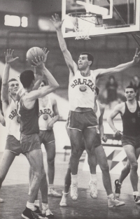 František Konvička (vlevo při střelbě) v roce 1962 v utkání první ligy se Spartou Praha