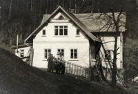 Karel Vrána s otcem Antonínem Vránou před rodným domem v Pasekách nad Jizerou - Havírně (1980)