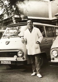 Karel Vrána před svou sanitkou v roce 1988