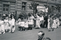 Zdeněk Cvrk (blonďatý chlapec jdoucí za dívkami) jako ministrant