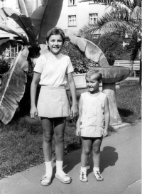 Dcery Evy Žejdlíkové Eva a Iva, Lázně Bohdaneč, 1974