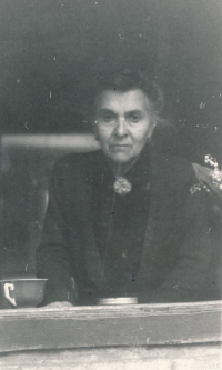 Babička Julie Svojsíková, manželka zakladatele českého skautingu, nedatováno