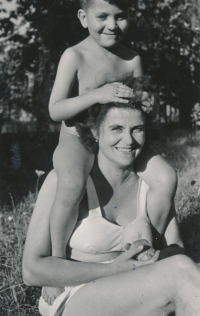 Bratr Antonín Stáně s matkou Ludmilou, nedatováno