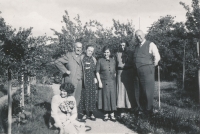 Vlevo sedí maminka Ludmila a uprostřed stojí babička Julie Svojsíková, nedatováno