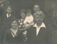 Prarodiče A. B. Svojsík a jeho manželka Julie se svými dětmi, zleva: Antonín Svojsík, Ludmila Stáňová (zřejmě s dcerou Ludmilou), Jiří Svojsík (cca 30. léta)