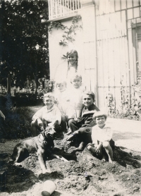 Nahoře stojí nejstarší dcera A. B. Svojsíka a matka pamětnice Ludmila Stáňová, nedatováno