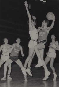 František Konvička střílí v roce 1964 na koše Realu Madrid, šlo o zápas evropského poháru