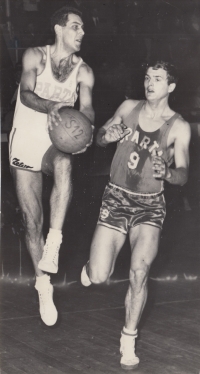 František Konvička (vlevo) v prvoligovém utkání se Spartou Praha, rok 1967