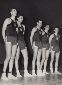 František Konvička (třetí zleva) v dresu Československa, vlevo od něj Jan Bobrovský a Jiří Zídek, první polovina 70. let 20. století