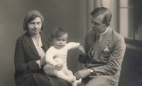 Erik Navara s rodiči, rok 1932