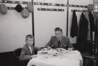 Erik Navara s otcem v roce 1938 na lodi Evropa na cestě do USA