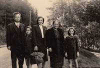 Rodina Šidlofova s babičkou Macháčkovou na výletě pod Ještědem; 1949