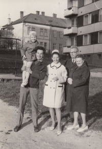 Zleva dcera Dana, bratr Pavel, pamětnice, tatínek František a maminka Božena; 1969
