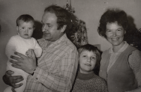 Rodina Dvořáčkova, zleva dcera Pavla, manžel Ervín, dcera Dana a pamětnice; 1973