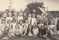 Obecná dívčí škola v Chotěboři, Zdeňka Šidlofová v dolní řadě čtvrtá zleva; 1944