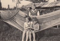 Zdeňka a Pavel Šidlofovi s kamarádem Manfredem Negelem (stojící); léto 1944