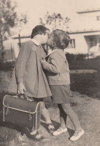 První školní den, loučení s bratrem; září 1943
