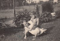 Zdeňka a Pavel Šidlofovi s ochočenou husou; 1944