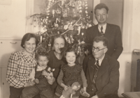 Zdeňka Šidlofová s rodiči a prarodiči z matčiny strany (Macháčkovi); leden 1942