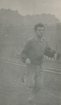 Zdeněk Cvrk na Tyršově stadionu ve Vysočanech, 1953