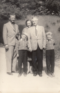 Rodinná fotografie Vítězslava Tichého s bratrem Vladimírem (vlevo), otcem Vítězslavem, maminkou Věrou (roz. Tichou) a dědečkem Františkem Novotným okolo roku 1960