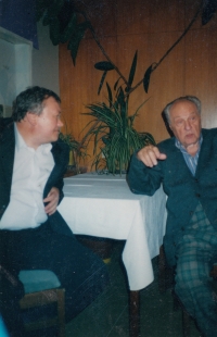 Režisér Jiří Krejčík (vpravo) a Vítězslav Tichý na festivalu Filmový Tesák v roce 2001 
