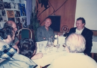 Elmar Klos ml. (v čele stolu vpravo) a Vítězslav Tichý s hosty na festivalu Filmový Tesák kolem roku 2005