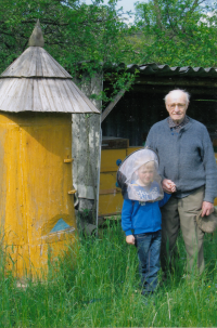 S vnukem u úlů, rok 2022