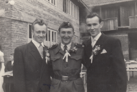 Pamětník vlevo na svatbě kamaráda, 1962