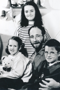 Martin Konečný s dcerami Eliškou (vlevo) a Rozálií (nahoře), pol. 90. let 20. stol.
