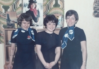 Krista Dytrychová s kolegyněmi na letišti v Karlových Varech v 70. letech