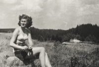 Jako barrandovská kostymérka během natáčení filmu Výstraha, 1953